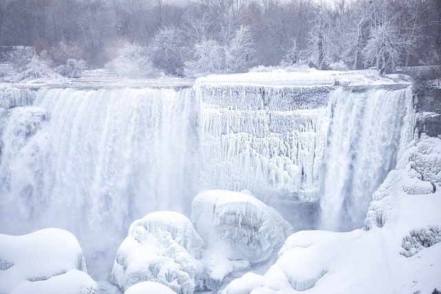 Cataratas del Niagara congeladas en el invierno